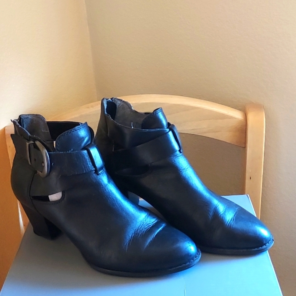 Vionic boots. 150
